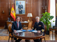 El almirante general Antonio Piñeiro Sánchez, Almirante Jefe de Estado Mayor de la Armada (AJEMA), firma un protocolo con el presidente de la CEOE, Antonio Garamendi