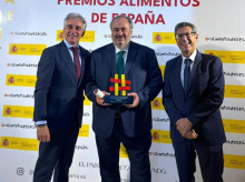 Raúl Sanz, presidente de PROVACUNO; José Ramón Godoy, director de área Internacional de PROVACUNO; y Javier López, director de Provacuno, con el Premio Alimentos de España 2026 a la Internacionalización Alimentaria