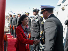 la ministra de Defensa, Margarita Robles, asiste en la Base Naval de Rota, a la ceremonia de bienvenida del destructor de misiles guiados USS John Basilone de la US Navy