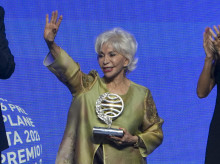 Isabel Allende saluda tras recibir el Premio Planeta 2026