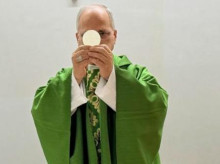 León XIV, oficiando Misa en el Hospital Gemelli de Roma