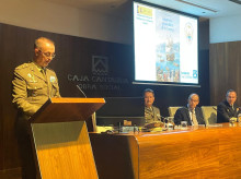 El subdirector general de Publicaciones y Patrimonio Cultural, general de división José Manuel Vivas, durante la presentación de la obra: "Guarnizo, un astillero de la Corona"