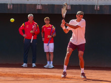 Rafa Jódar se entrena en Chile ante la mirada del capitán español, David Ferrer