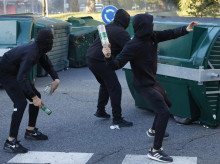 Jóvenes radicales se parapetan tras unos contenedores y lanzan botellas de vidrio contra la Policía