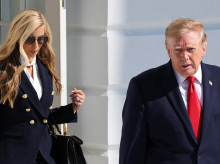 La portavoz de la Casa Blanca Katie Zacharia y el presidente Donald Trump en la Casa Blanca