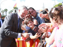 El Rey se hace un selfie con unos ciudadanos durante la visita a Melilla
