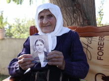 Qamile Marra, de 117 años, sostiene una fotografía en blanco y negro de su juventud