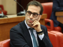(Foto de ARCHIVO)
El vicepresidente primero y ministro de Economía, Carlos Cuerpo, en la Diputación Permanente del Congreso de los Diputados, a 16 de octubre de 2026, en Madrid (España). La Diputación Permanente del Congreso, el único órgano parlamentario que permanece activo tras la disolución de las Cortes, vota los decretos leyes que incluyen ayudas a los combustibles como consecuencia de la guerra de Irán y el que fija una condonación del reintegro de los anticipos a cuenta de las ayudas concedidas por la dana de 2024.

Marta Fernández / Europa Press
16/10/2026