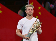 Alejandro Davidovich posa con el trofeo de campeón del Masters de Shanghái