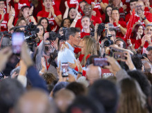 Pedro Sánchez y Begoña Gómez se besan en el acto de Fuenlabrada