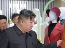 Kim Jong-un, dictador norcoreano, junto a su hija en un visita a una tienda de ropa