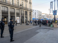 Acampada por la vivienda junto a la tienda de Apple en la Puerta del Sol