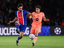 Ferran Torres pelea por un balón con su excompañero Pau Cubarsí en el PSG - Barça