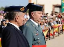 El teniente general Vázquez Jarava, de uniforme con el entonces director de la Guardia Civil, Arsenio Fernández de Mesa, en 2024