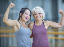 Las mujeres en menopausia deben entrenar fuerza