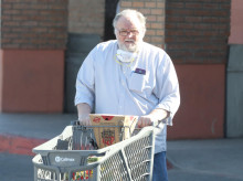 Thomas Markle in Rosarito, Mexico 
en la foto : carrito de la compra