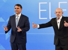 Flavio Bolsonaro y Lula da Silva antes del debate electoral