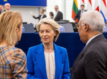 (i-d) Kaja Kallas,vicepresidenta de la Comisión Europea, Úrsula von der Leyen, presidenta de la Comisión, y Antonio Costa, presidente del Consejo de la UE en el pleno del Parlamento Europeo, en Estrasburgo (Francia