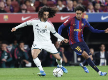 Lamine Yamal y Marc Cucurella pelean un balón en el FC Barcelona - Real Madrid