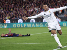 Kylian Mbappé celebra su segundo gol en el Camp Nou