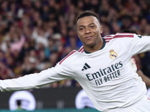 Kylian Mbappé celebra su segundo gol en el Camp Nou