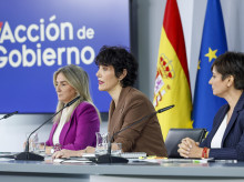 La portavoz del Gobierno, Elma Saiz, en el medio de las ministras Isabel Rodríguez y Milagros Tolón