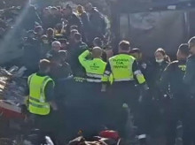 URDA (TOLEDO) 28/10/2026.- Miembros de la Guardia Civil ayudan a los supervivientes al accidente de los dos trenes de alta velocidad, uno de Renfe y otro de Iryo, que han colisionado a primera hora de este miércoles a la altura de la estación de Urda (Toledo), donde al menos hay treinta fallecidos. EFE/Guardia Civil / SOLO USO EDITORIAL/SOLO DISPONIBLE PARA ILUSTRAR LA NOTICIA QUE ACOMPAÑA (CRÉDITO OBLIGATORIO)