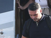 Flávio Bolsonaro desciende de un avión tras su llegada al Aeropuerto Ejecutivo Opa-Locka, en Miami, Florida
