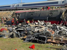 La Unidad Militar de Emergencias trabaja en el lugar del accidente entre un AVE de Renfe y un tren de Iryo