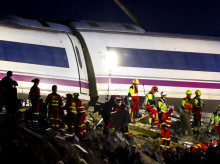 Los servicios de emergencias trabajando en Urda tras el choque de dos trenes