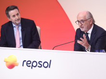 El consejero delegado de Repsol, Josu Jon Imaz (i), y el presidente de Repsol, Antonio Brufau
