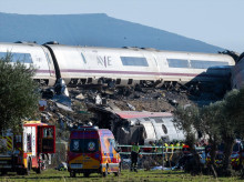 Servicios médicos acuden al lugar donde chocaron dos trenes de alta velocidad