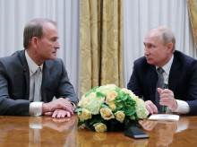 Russian President Vladimir Putin meets with leader of Ukraine's Opposition Platform - For Life party Victor Medvedchuk in Saint Petersburg on July 18, 2019. (Photo by Mikhail KLIMENTYEV / SPUTNIK / AFP)