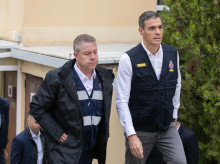 El presidente del Gobierno, Pedro Sánchez (d), y el presidente de Castilla-La Mancha, Emiliano García-Page (i), durante la reunión del Centro de Coordinación Operativa Integrado (CECOPI), en el Centro 112 de Toledo.