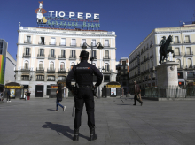 Un agente de la Policía Nacional en la Puerta del Sol, Madrid