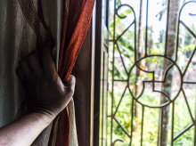 Hombre mirando por la ventana durante el cierre por la pandemia