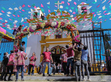 Indígenas organizan la decoración de una portada con flores a la Virgen de Guadalupe (México)