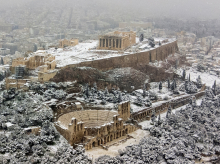 El templo del Partenón se ve en lo alto de la colina de la Acrópolis, durante la fuerte nevada Elpida en Atenas.
