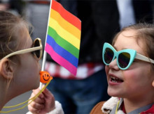 El país galo perseguirá a profesionales y familias que se opongan a la voluntad de los menores