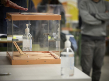 Imagen de archivo de una urna en una mesa en un colegio electoral
