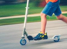 Imagen representativa de un menor en patinete por la calle