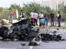 Varios guardias civiles examinan los restos del coche bomba que ayer explotó en Santa Pola. El atentado ocasionó la muerte de una niña de seis años y la de un hombre de 57