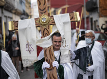 Integrantes de una cofradía de la Semana Santa de los poblados marítimos de Valencia participan en las procesiones del Domingo de Ramos.