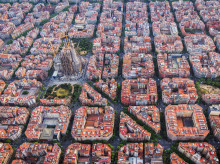Vista aérea del barrio del Ensanche (Eixample, en catalán), con la Sagrada Familia en el centro