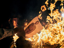 Manifestantes queman una fotografía del Rey Felipe VI ante su visita a Barcelona por los Premios Princesa de Girona en 2019