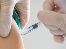 Una enfermera administra una dosis de vacuna de la gripe
