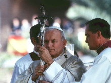 Después de aterrizar en Madrid, el papa acudió a la CEE, donde fue recibido por el entonces presidente de los obispos, Gabino Díaz Merchán, y saludó a los trabajadores de la oficina, entre ellos María Luisa, que se llevó a su madre para tan histórico acontecimiento. «Me pareció un hombre impresionante, lleno de fuerza», rememora. Y tuvo ocasión de comprobarlo durante los diez días que duró el viaje desde un lugar privilegiado. «Viajaba con el papa en el avión y en el autobús que iba detrás del 'papa-móvil'». UN LIBRO DE FIRMAS, CÁNTICOS EN POLACO Y DÍA FESTIVO EN TOLEDO La visita del papa a Toledo dejó sin dormir toda la noche al entonces seminarista Juan Díaz, hoy responsable de medios diocesanos de Toledo y canónigo de la catedral. «El día antes de la visita nos dimos cuenta de que no teníamos libro de firmas y me encargaron comprar uno y diseñar una orla para la primera página, acompañado de un texto en letra gótica. Así que esa noche me la pasé entera dibujado para que el papa pudiera firmar en el libro de honor de la catedral», rememora. La visita coincidió con la onomástica de san Carlos Borromeo, el 4 de noviembre, santo también del pontífice Karol Wojtyla, y el seminario de Toledo le recibió con cánticos en polaco. «No se lo esperaba y realmente le sorprendió mucho». Juan Pablo celebró una misa en una gran explanada situada en un polígono industrial de Toledo al que acudió medio millón de personas, procedentes de toda la provincia, pues se había decretado ese día como festivo en Toledo. «Movilizó la ciudad por completo», recuerda Juan, que relata cómo llegaron autobuses repletos de niños que venían de colegios y movimientos parroquiales. Díaz recuerda también la homilía del papa en Guadalupe, donde habló de los derechos de los inmigrantes y cómo en esa etapa tuvo lugar un atentado terrorista de ETA que acabó con la vida el militar Víctor Lago, jefe de la División Acorazada Brunete. «En el helicóptero que le trasladó desde Guadalupe a Toledo el papa se preparó unas palabras de repulsa que pronunció en la celebración», señala. Juan Pablo II volvió a España en otras cuatro ocasiones (en 1984, 1989, 1993 y 2003), pero el de 1982 fue el viaje más largo de todos