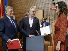 El presidente de la Generalitat Valenciana, Ximo Puig (izq.), junto a Héctor Illueca y Aitana Mas en las Cortes regionales.