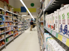 Estantes con productos lácteos y de otros tipos de LA OSA, el primer supermercado cooperativo de Madrid