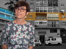 María Gámez junto a sus dos pisos (el de la derecha es el que hoy desvela El Debate)